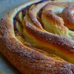 Сдобная булка-улитка с кусочками фруктов