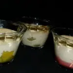 Десерт из запеченной ряженки с фруктами и ягодами