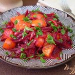 Свекла тушенная с помидорами и луком