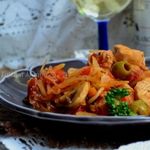 Тушеная капуста с курицей, грибами и оливками