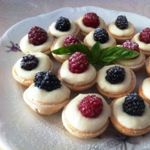 Орешки с сырным кремом и ягодами