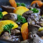 Куриная печень с  кусочками персика