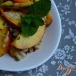 Сладкий салат с персиками и перловой крупой