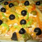Пицца с оливками, курицей и болгарским перцем