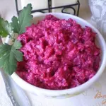 Свекольный салат с творогом и чесноком