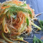 Салат с рисовой лапшой