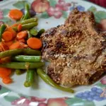 Свиные отбивные в кунжутном семени  и зеленой фасолью