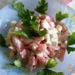 Салат с красной рыбой и помидорами