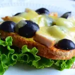 Горячая тартина с копченой куриной грудкой