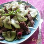 Салат с говядиной и киви