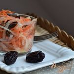 Луково-морковный салат с черносливом
