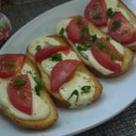 Гренки с моцареллкой и помидорами