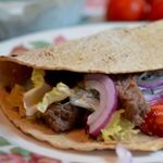 Лепешки с говядиной и дзадзики соус