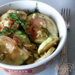 Жаренные кабачки с луком под чесночным соусом