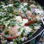 Яичница с овощами и брынзой