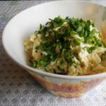 Салат сырный с молодым чесночком