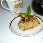 Шарлотка с яблоками и свежей мятой
