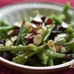 Зеленая фасоль с орехами и клюквой