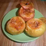 Запеченные яблоки с вареньем и орехами