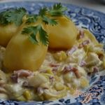 Отварной картофель на подушке из порея с ветчиной