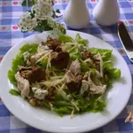 Сочный салат с голубым сыром и курицей