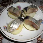 Простая закуска из сельди и картофеля