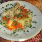 Картофель с курицей и грибами тушеные в казане