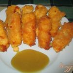 Жареный сыр с медово-горчичным соусом
