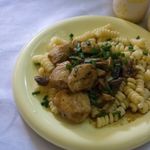 Курица в соусе с грибами и черносливом