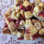 Бисквит с клубникой и бананом
