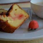 Большой сырник с клубничными конфетками