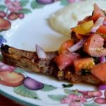 Свиные отбивные с персиковой сальсой