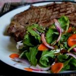 Салат с листовой капустой и овощами