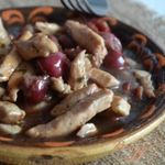 Мясо куриных грудок с вишнями
