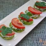 Закусочные кабачки с фетой, тыквенными семечками и помидором