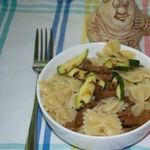 Салат из макарон  с цукини и лисичками