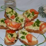 Тосты с яйцом и помидором