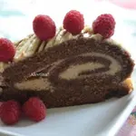 Шоколадный рулет с арахисовой начинкой