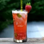 Клубничный  коктейль с листьями базилика