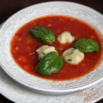 Томатный суп с травами и творожными шариками
