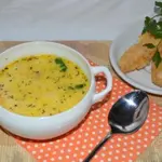 Сливочный суп с сыром и сырными палочками