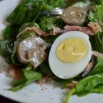 Шпинатный салат с яйцом, беконом и грибами