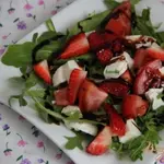Салат из руколлы, клубники и моцареллы