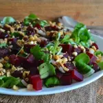 Салат со свеклой, маринованным луком и арахисом