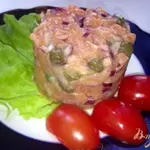 Тартар из лосося с каперсами и красным луком