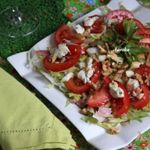 Салат с ветчиной, томатами, горгонзолой и орехами