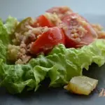 Салат с булгуром, тунцом и томатами
