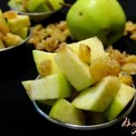 Фруктовый салат с яблоком и корицей