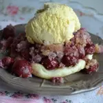 Теплый десерт с вишней