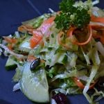 Овощной салат с вяленой клюквой и тыквенными семечками